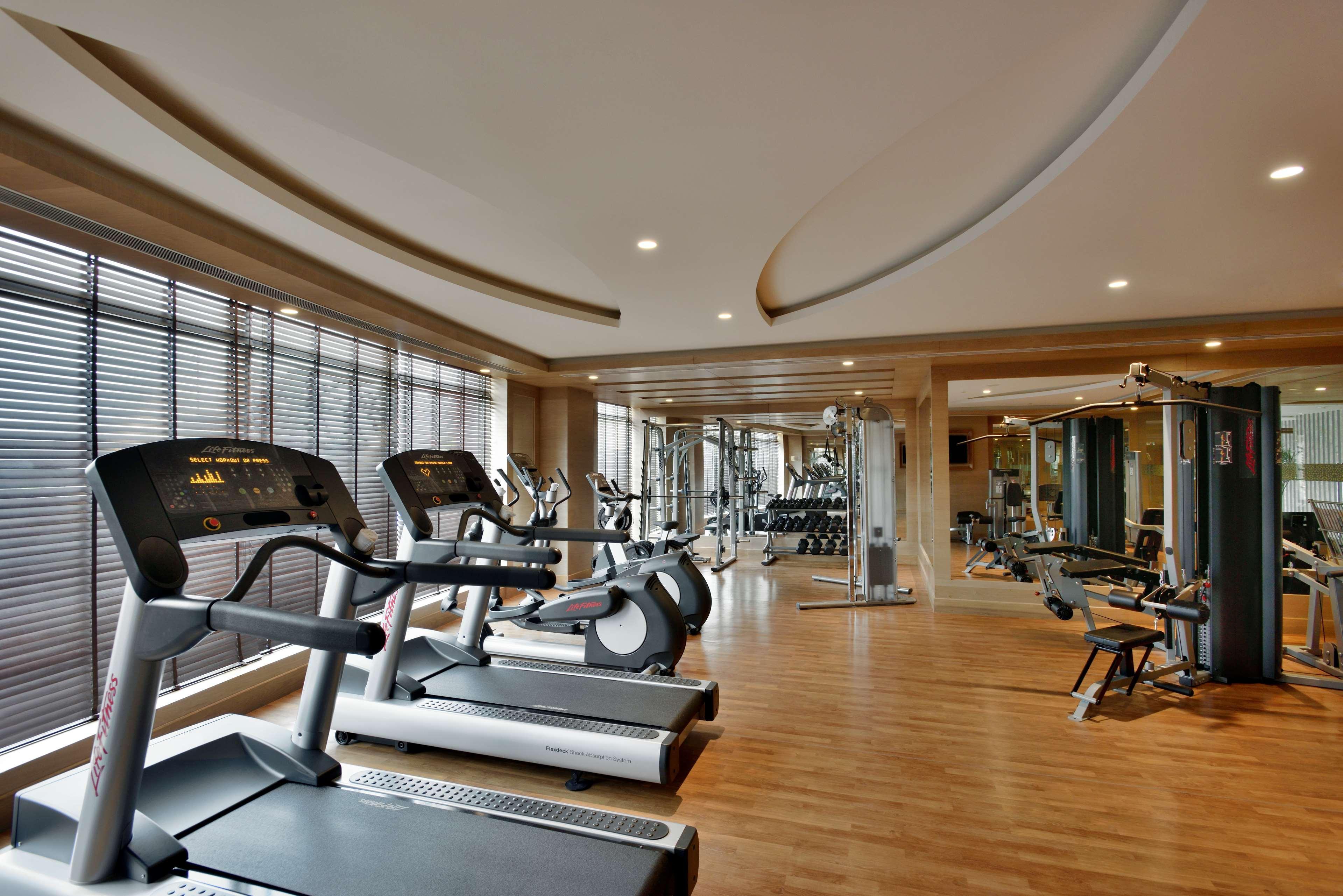 Radisson Gurugram Udyog Vihar Ξενοδοχείο Γκουργκάον Εξωτερικό φωτογραφία The gym at the hotel