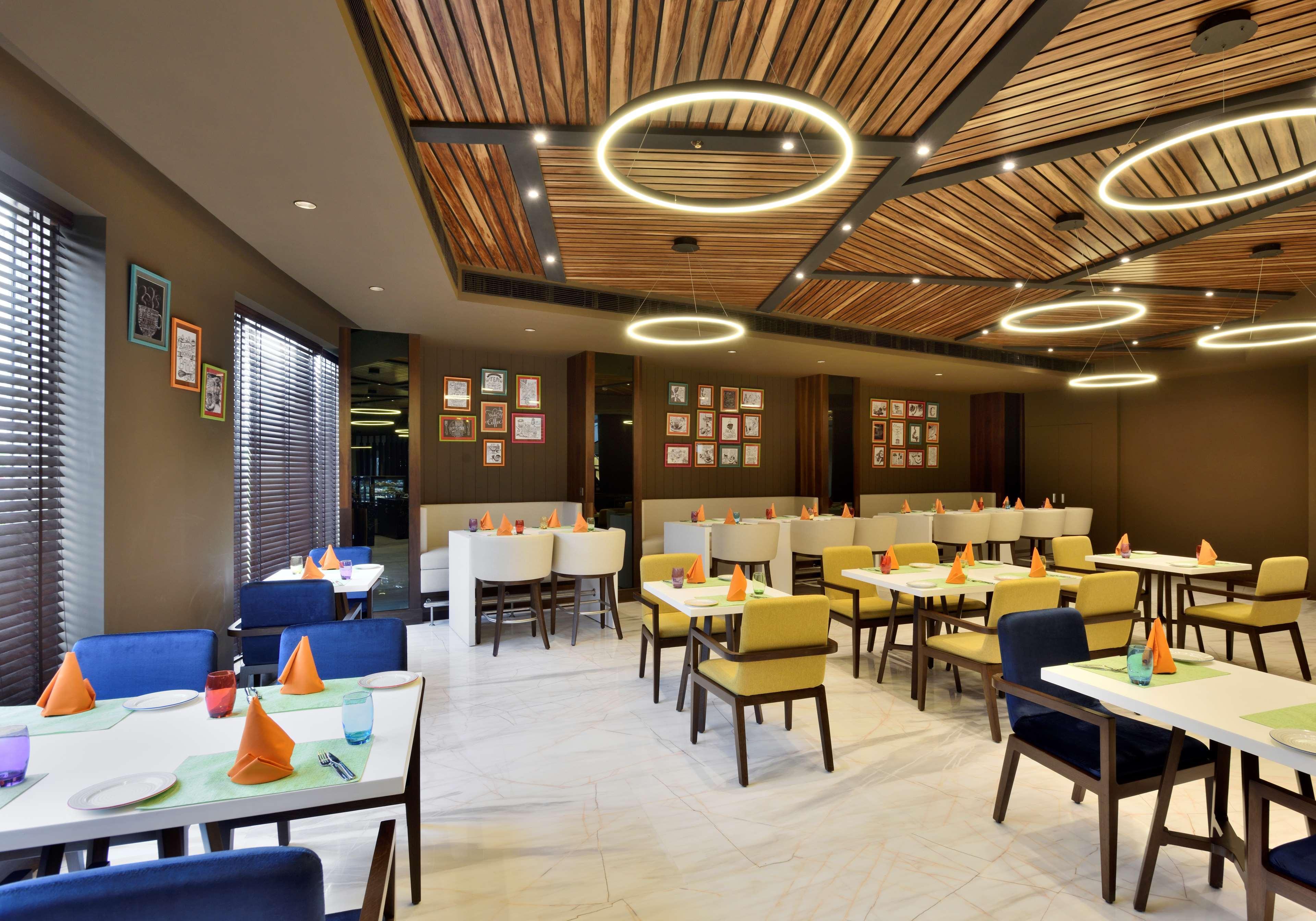 Radisson Gurugram Udyog Vihar Ξενοδοχείο Γκουργκάον Εξωτερικό φωτογραφία The restaurant