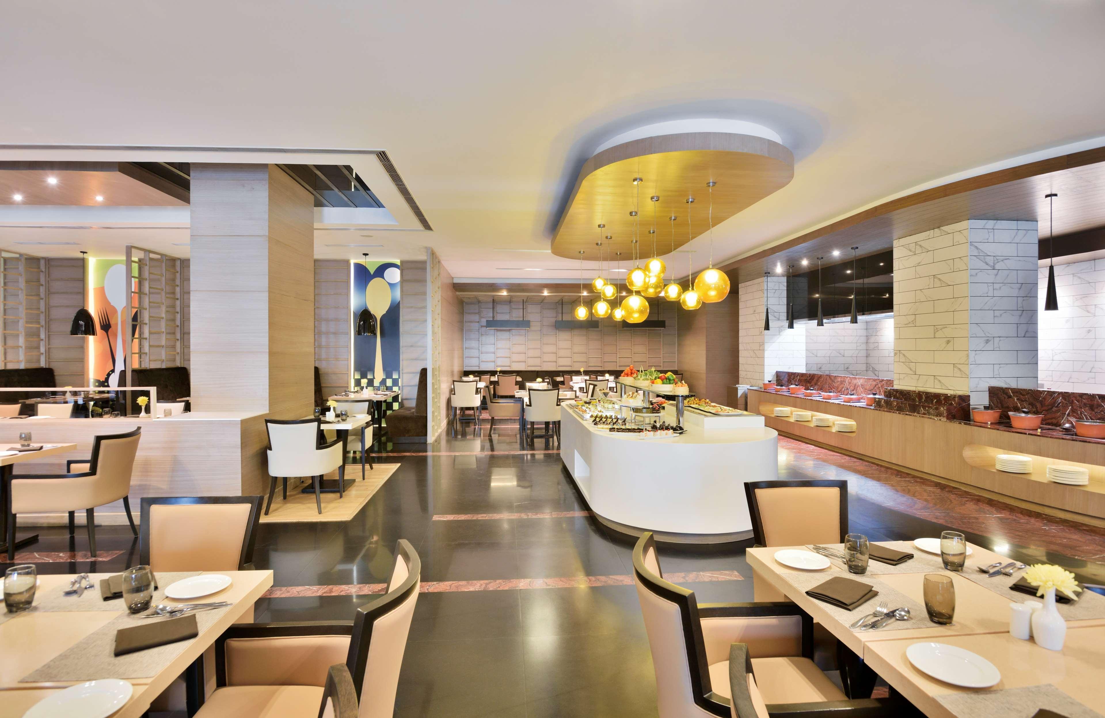 Radisson Gurugram Udyog Vihar Ξενοδοχείο Γκουργκάον Εξωτερικό φωτογραφία The interior of the restaurant