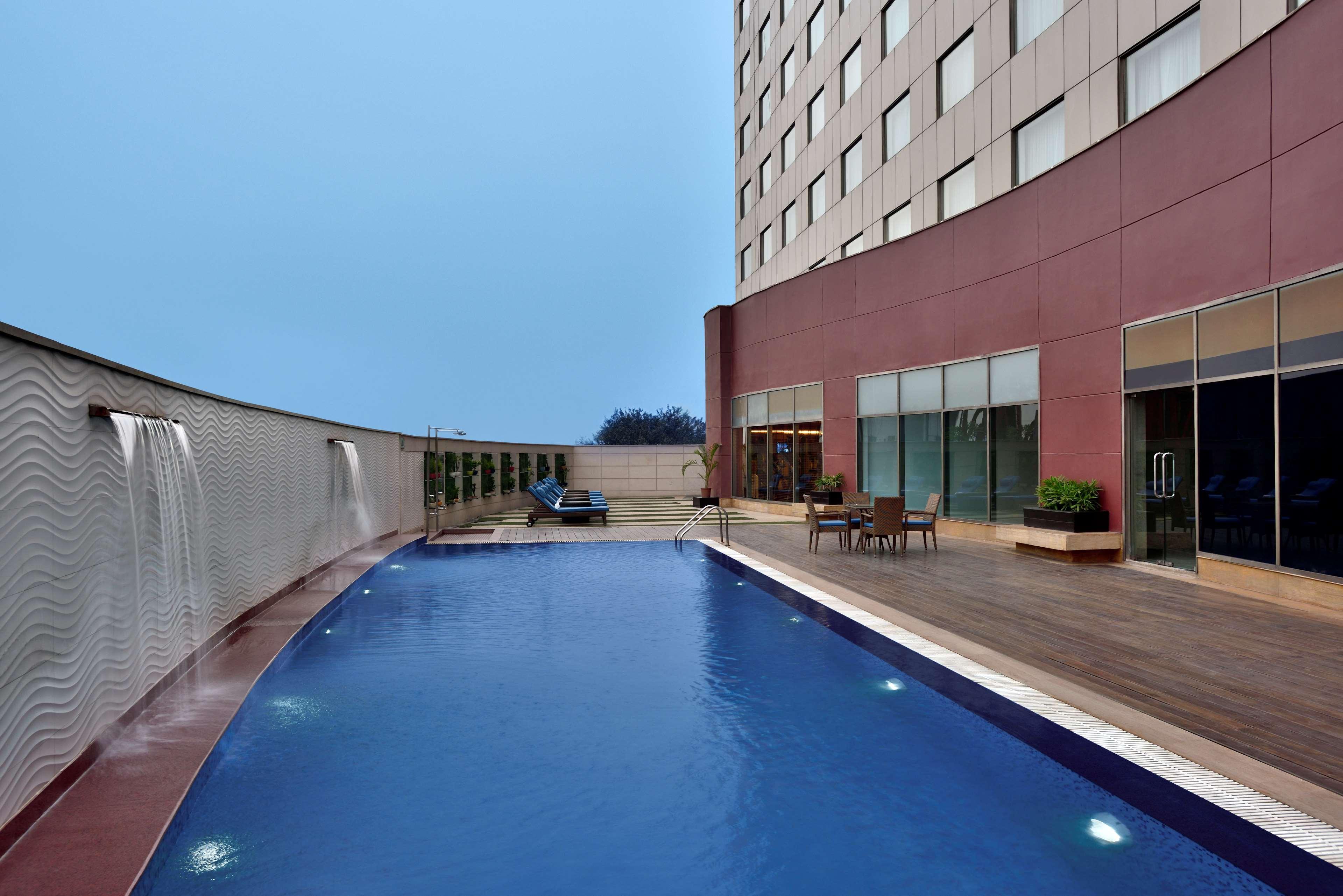 Radisson Gurugram Udyog Vihar Ξενοδοχείο Γκουργκάον Εξωτερικό φωτογραφία Pool at the hotel