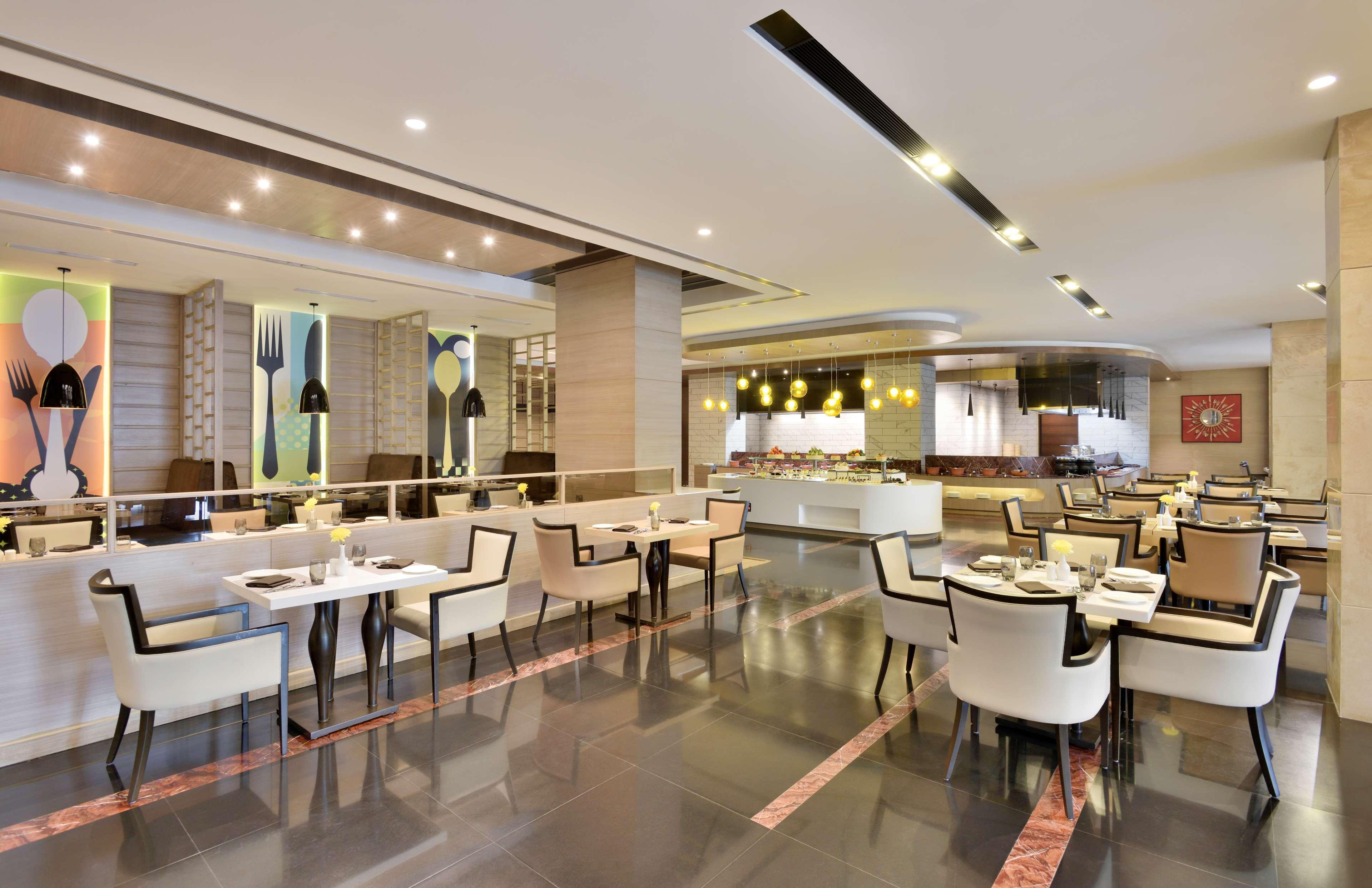 Radisson Gurugram Udyog Vihar Ξενοδοχείο Γκουργκάον Εξωτερικό φωτογραφία The restaurant
