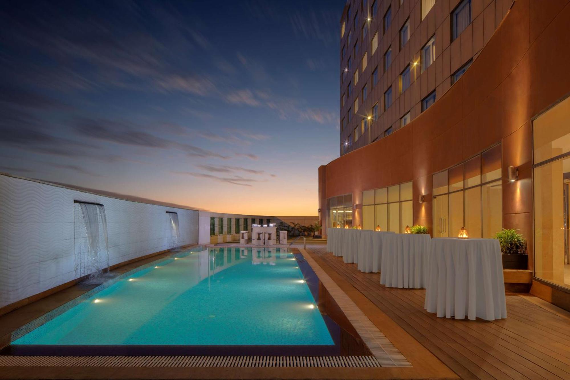 Radisson Gurugram Udyog Vihar Ξενοδοχείο Γκουργκάον Εξωτερικό φωτογραφία