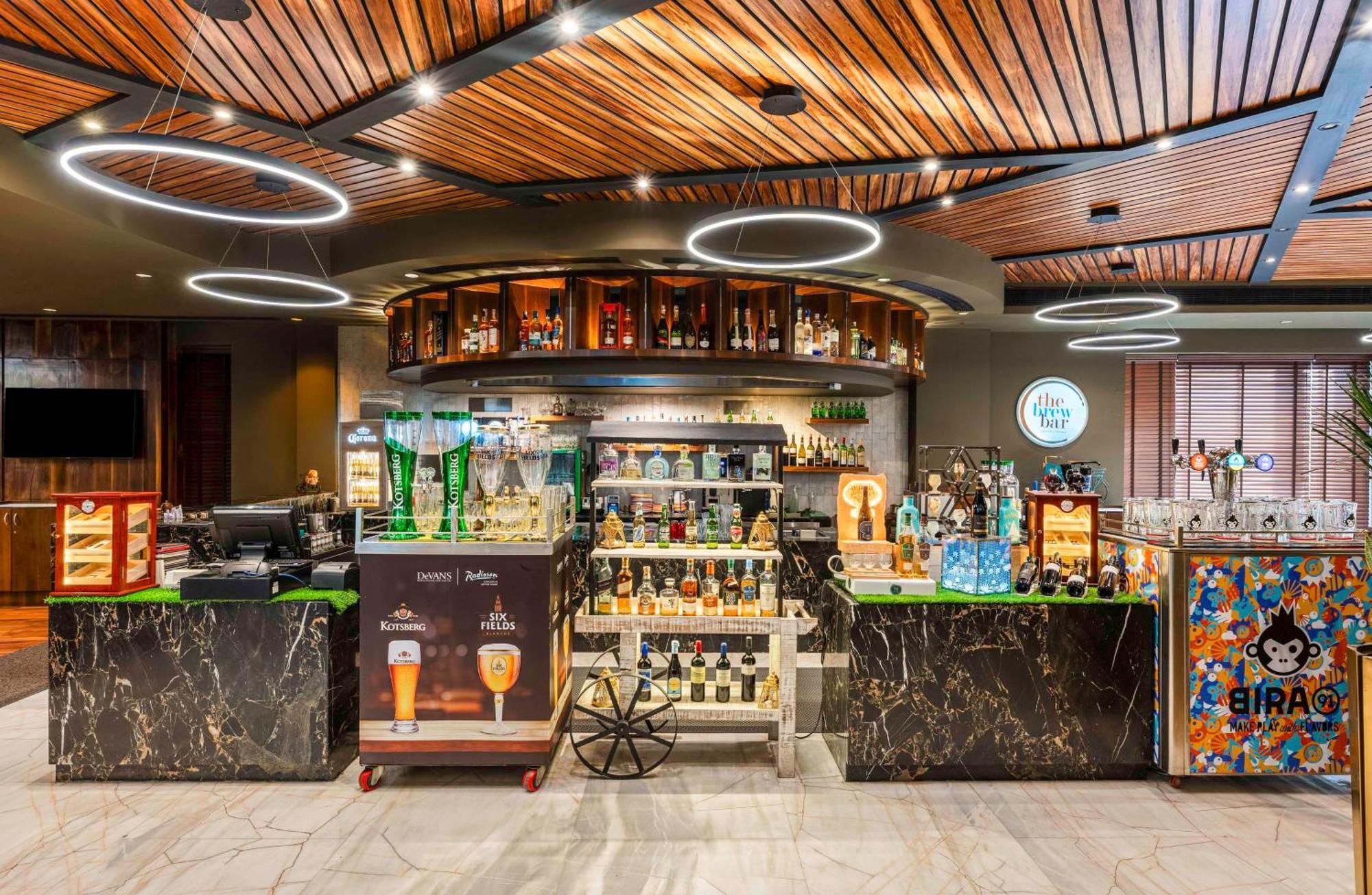 Radisson Gurugram Udyog Vihar Ξενοδοχείο Γκουργκάον Εξωτερικό φωτογραφία