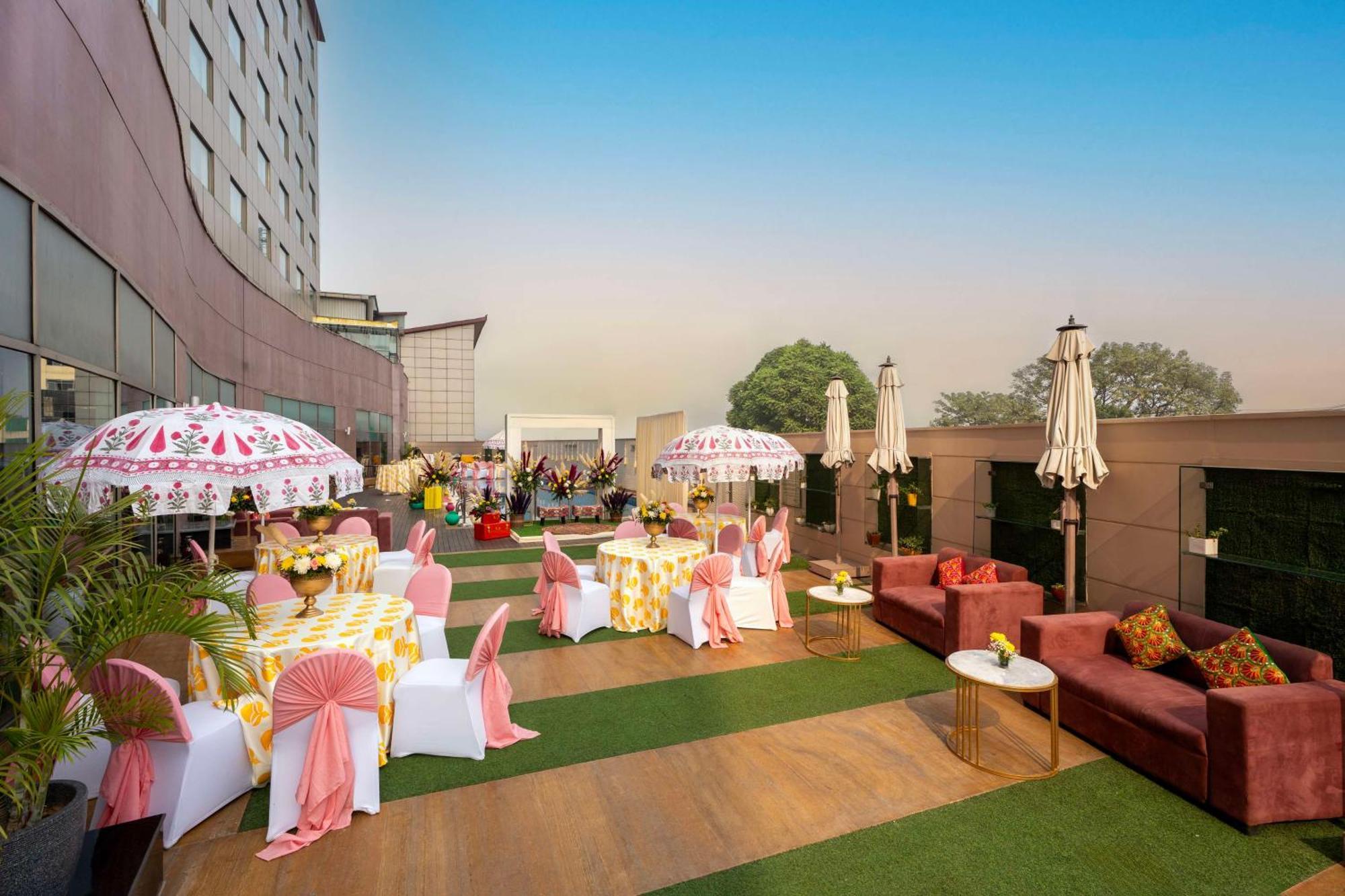 Radisson Gurugram Udyog Vihar Ξενοδοχείο Γκουργκάον Εξωτερικό φωτογραφία